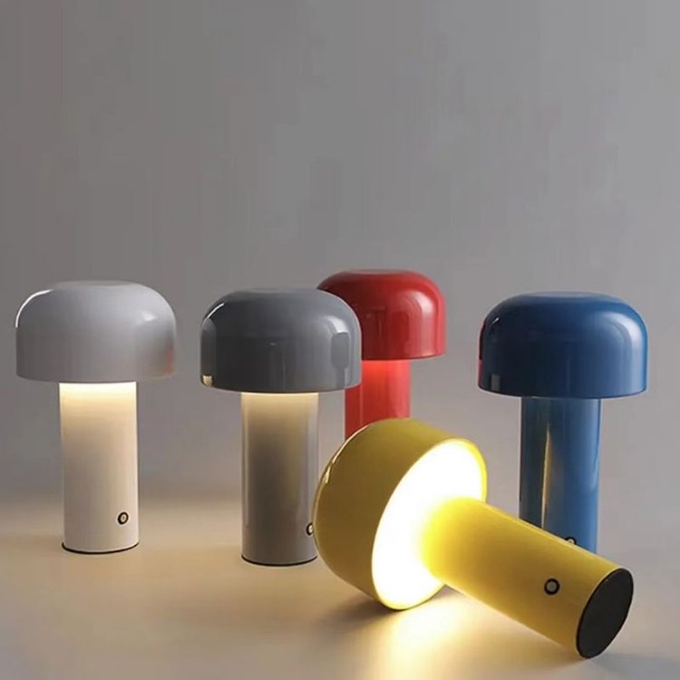 Fünf bunte Pilz-Tischlampen, modern, LED, in Weiß, Grau, Rot, Blau, Gelb, minimalistisch.