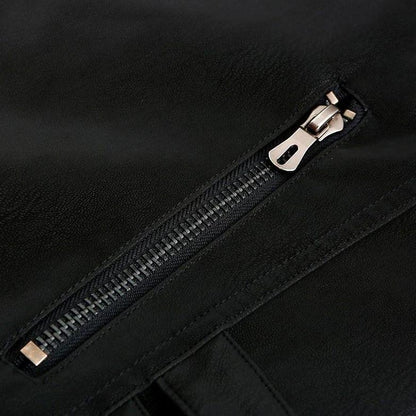 Schwarze Lederjacke mit silbernem Reißverschluss, modisch, hochwertig, stilvoll.