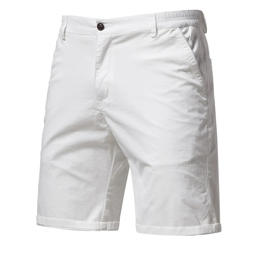 Vita shorts sedda framifrån med knapp i midjan, resår i sidan, snedfickor och uppvikta benslut. 9