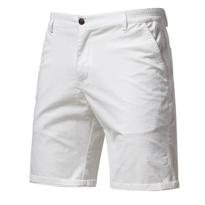 Vita shorts sedda framifrån med knapp i midjan, resår i sidan, snedfickor och uppvikta benslut. 9