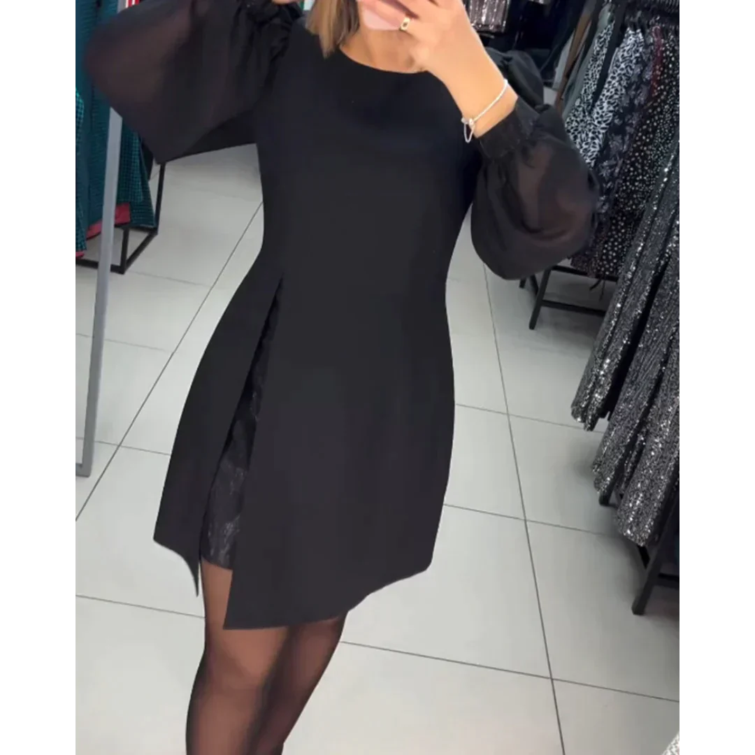 Frau in schwarzem Kleid mit transparenten Ärmeln, elegantes Abendoutfit, Modegeschäft.