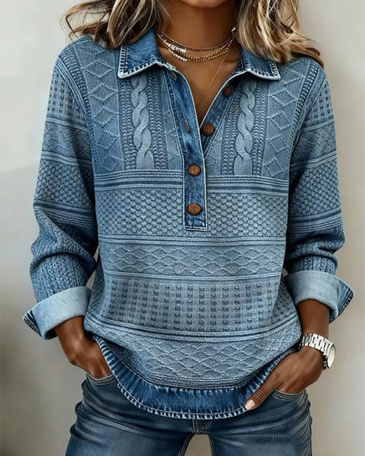 Modell bär den blå mönstrade tröjan med knäppning fram, uppvikta ärmar och jeans, hela överdelen i helbild framifrån. 1