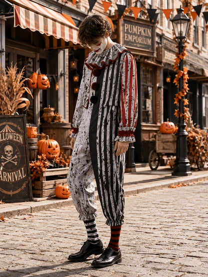 Clowndräkten fotograferad snett från sidan, med röd- och svartrandiga ärmar, volangmanschetter och byxben som samlas vid vaderna. 2
