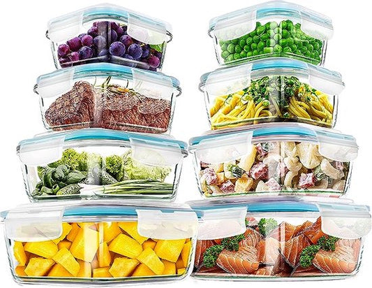Glas-Frischhaltedosen mit Deckel, gefüllt mit Obst, Gemüse, Fleisch; stapelbar, transparent.