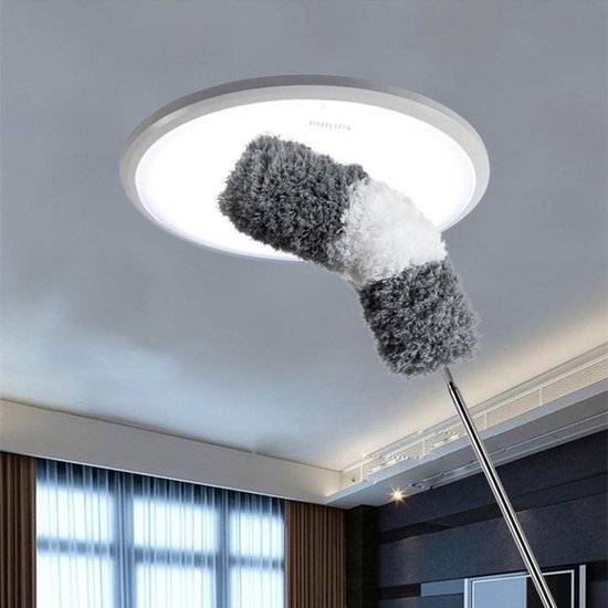Staubwedel mit Teleskopstange reinigt Deckenleuchte, graue und weiße Mikrofaser, Innenreinigung.
