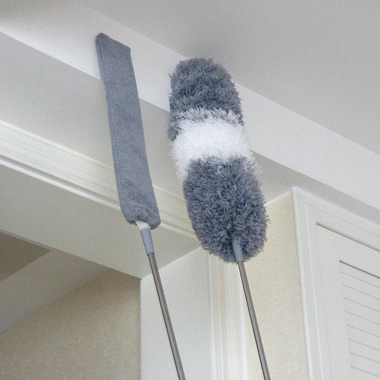Grauer Staubwedel mit Teleskopstange, Mikrofaser, ideal für schwer erreichbare Stellen.