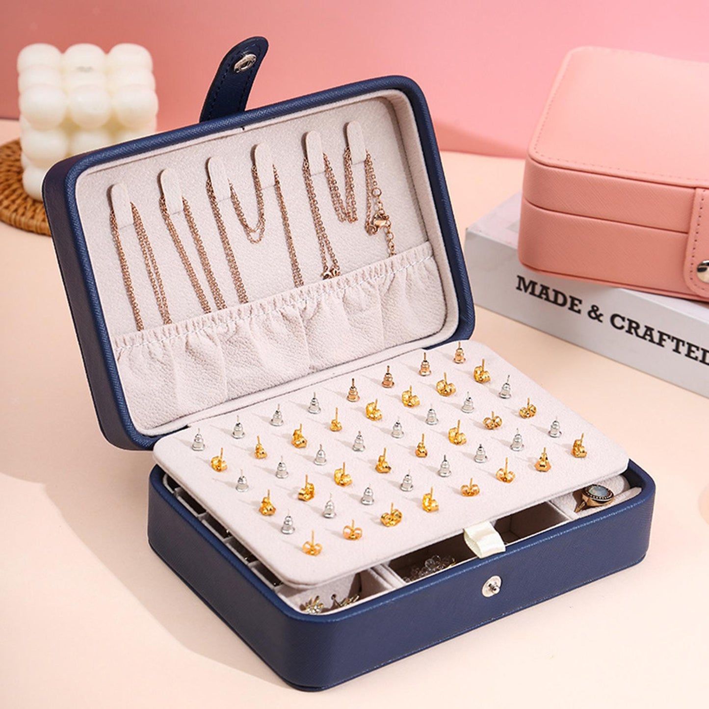 Blaue Schmuckbox mit Ohrringen und Ketten, Organizer, Leder, Schmuckaufbewahrung, elegant.