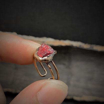 Handgefertigter Ring mit rotem Rohstein, verstellbar, aus Messing, einzigartiges Schmuckdesign.