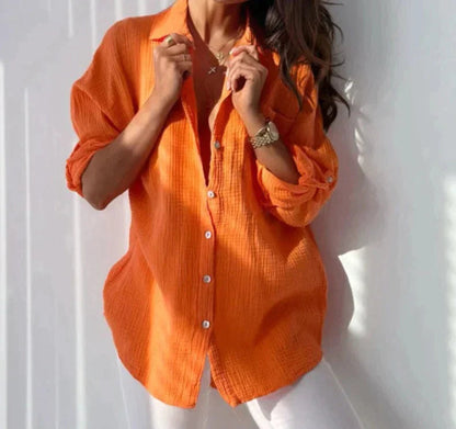Frau in orangefarbener Leinenbluse, lässig geknöpft, modisch, Sommerkleidung, Damenmode.