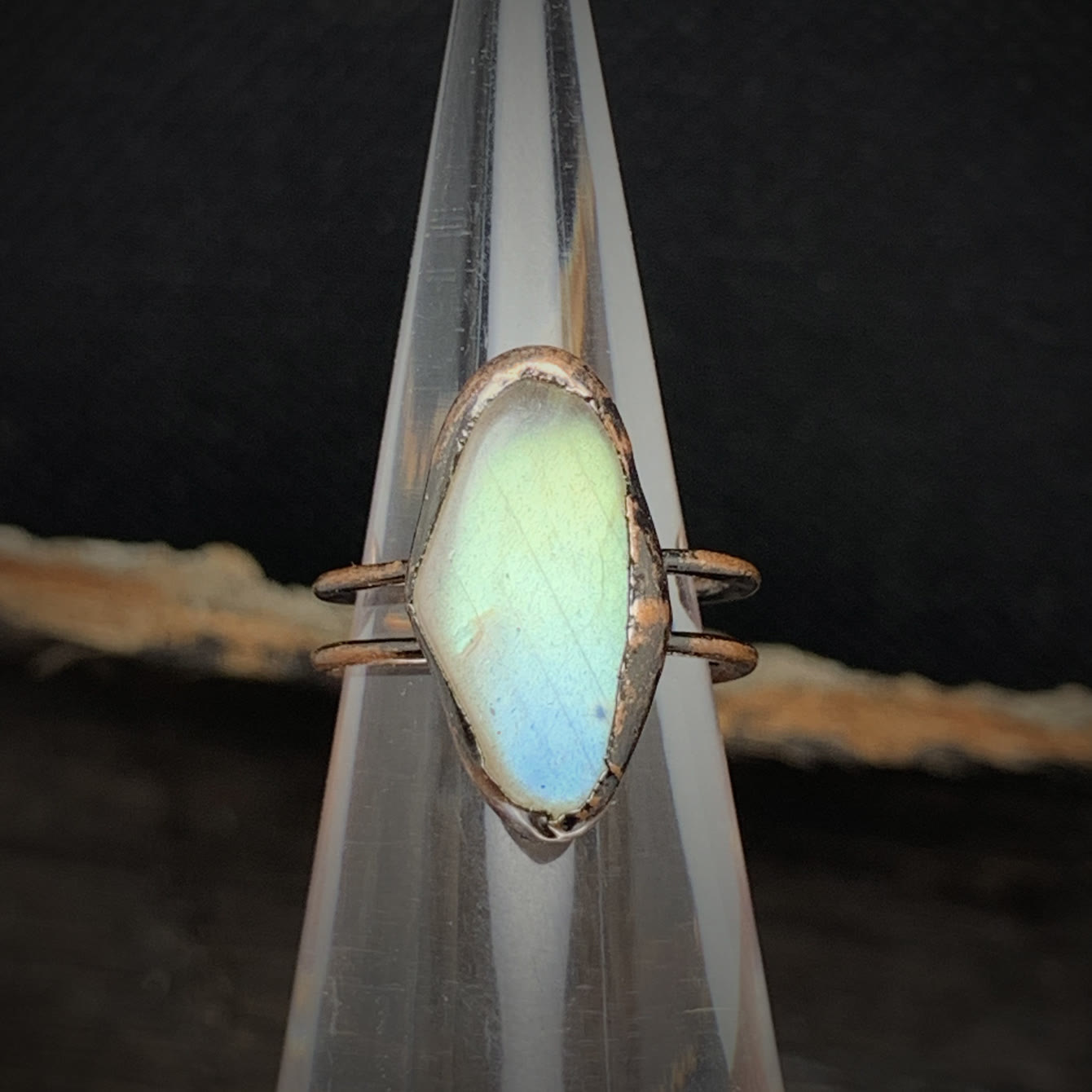 Mondstein-Ring mit Kupferfassung, handgefertigt, schimmernd, einzigartiges Design, Schmuckstück.