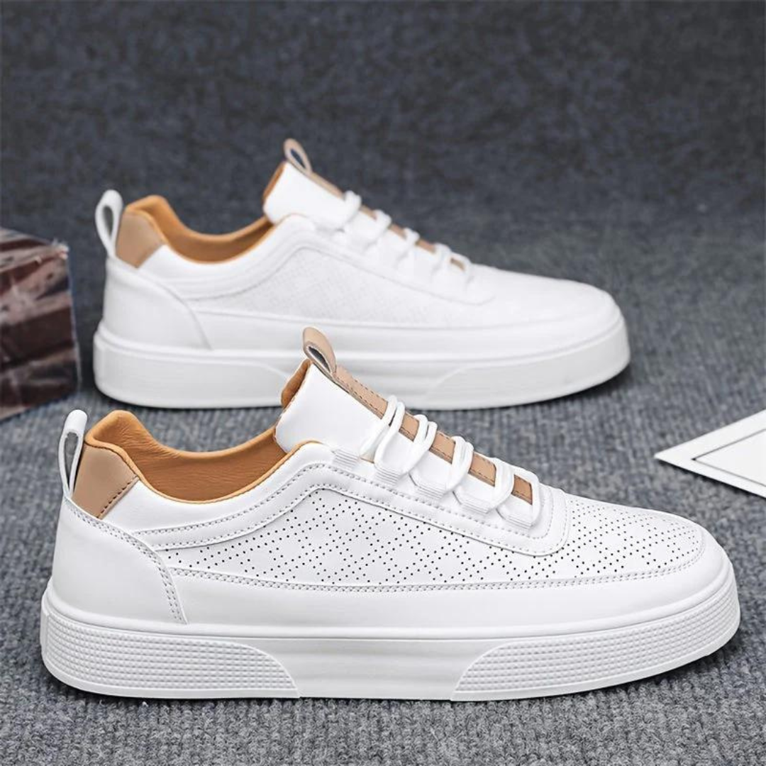 Weiße Sneaker aus Leder mit perforiertem Design, Herrenmode, Freizeitschuhe, rutschfeste Sohle.
