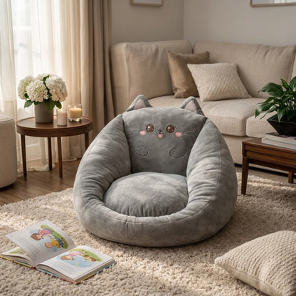 Grå kattformad sittsäck med öron och broderat ansikte i ett vardagsrum med soffa 5