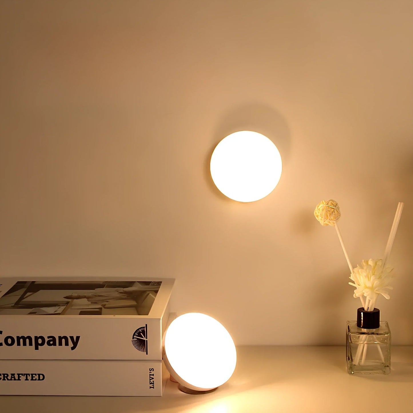 Moderne runde LED-Wandleuchte, warmweiß, minimalistisch, energiesparend, Innenbeleuchtung.