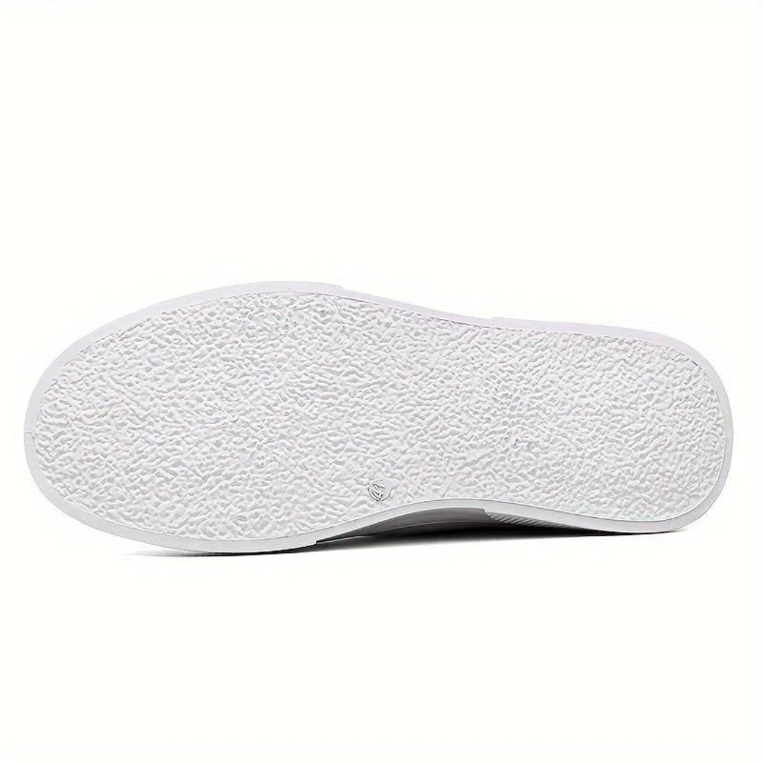 Weiße Gummisohle eines Sneakers, strukturiertes Profil, rutschfest, für Sport und Freizeit.
