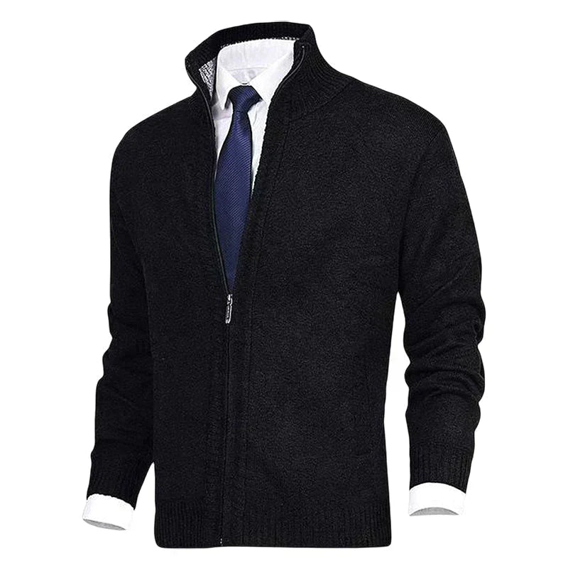 Schwarze Herren-Strickjacke mit Reißverschluss, weißem Hemd und blauer Krawatte.