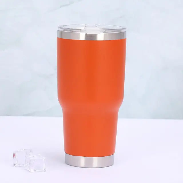 Orangefarbener Edelstahl-Thermobecher mit Deckel, isoliert, ideal für heiße und kalte Getränke.