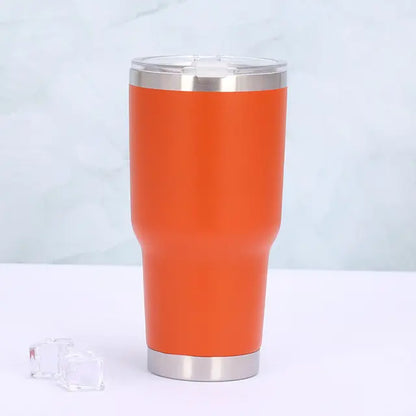 Orangefarbener Edelstahl-Thermobecher mit Deckel, isoliert, ideal für heiße und kalte Getränke.