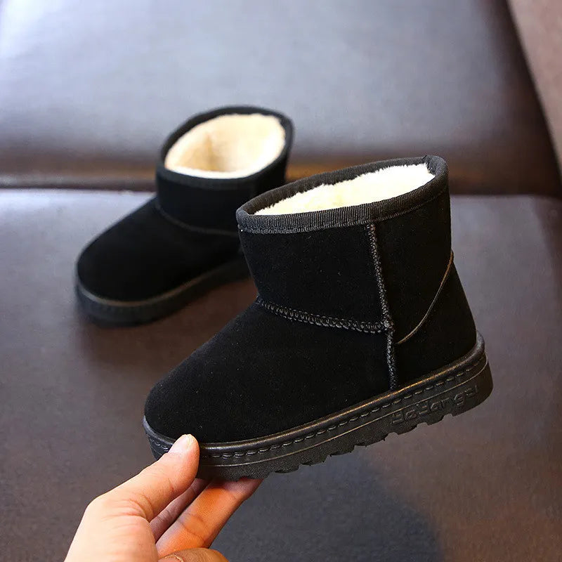 Schwarze Winterstiefel für Kinder, gefüttert, rutschfeste Sohle, warm, bequem.