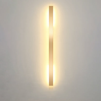 Moderne LED-Wandleuchte, vertikal, warmweißes Licht, minimalistisches Design, Innenbeleuchtung.
