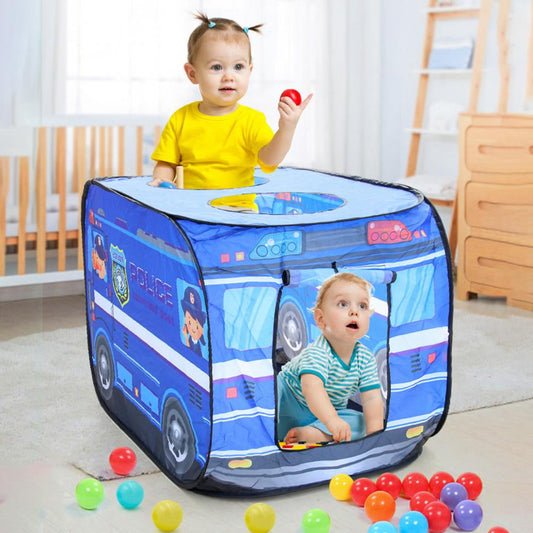 Kleinkind spielt in blauem Polizei-Spielzelt mit bunten Bällen im Kinderzimmer.