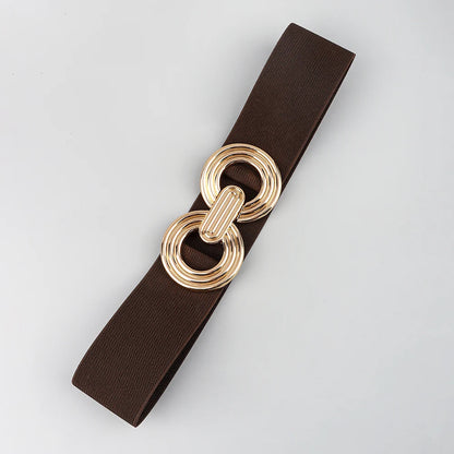 Brauner elastischer Gürtel mit goldener Schnalle, modisches Accessoire für Damenmode.