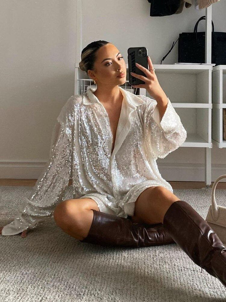 Frau in weißem Paillettenhemd, braune Stiefel, Selfie, modernes Outfit, Modebloggerin.