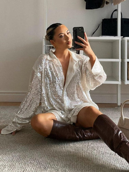 Frau in weißem Paillettenhemd, braune Stiefel, Selfie, modernes Outfit, Modebloggerin.