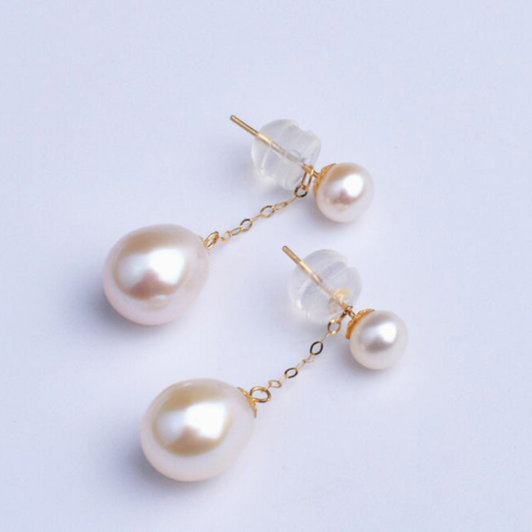 Goldene Ohrringe mit weißen Perlen, eleganter Schmuck, Damenaccessoire, modisch, hochwertig.