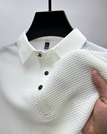 Weißes Polohemd aus Baumwolle mit Waffelmuster, Nahaufnahme, schwarze Knöpfe, Herrenmode.