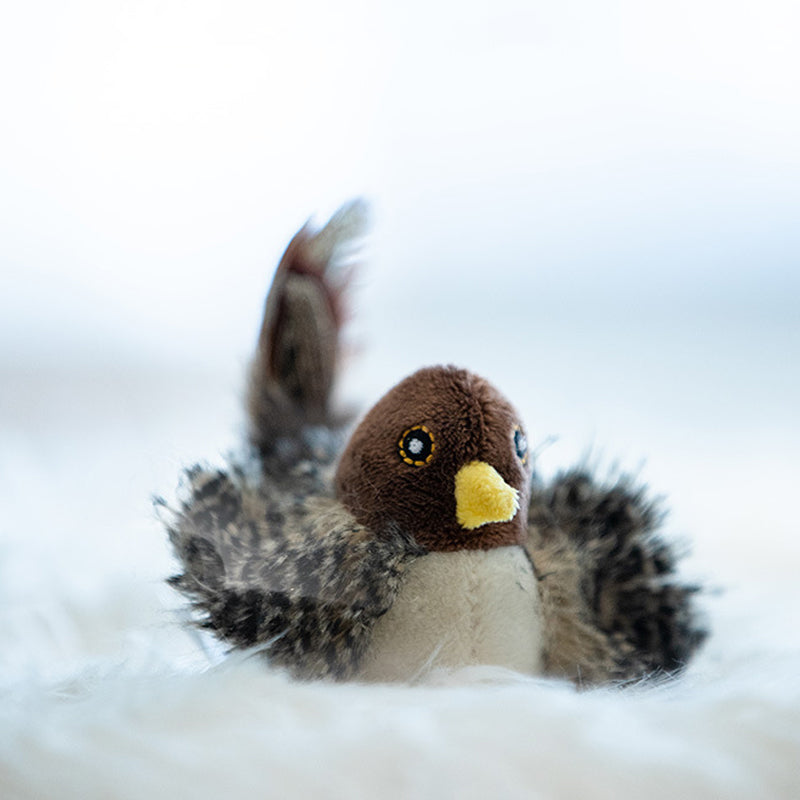 Plüschvogel braun, gelber Schnabel, weiches Spielzeug, Kinder, Kuscheltier, Federoptik.