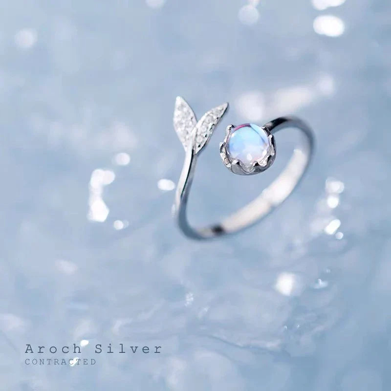 Silberring mit Mondstein und Blattdesign, eleganter Schmuck, Damenring, Geschenkidee.