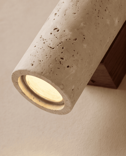 Närbild på lampans nedre öppning med glödande ljus, porig sten och träfästet i bakgrunden 5