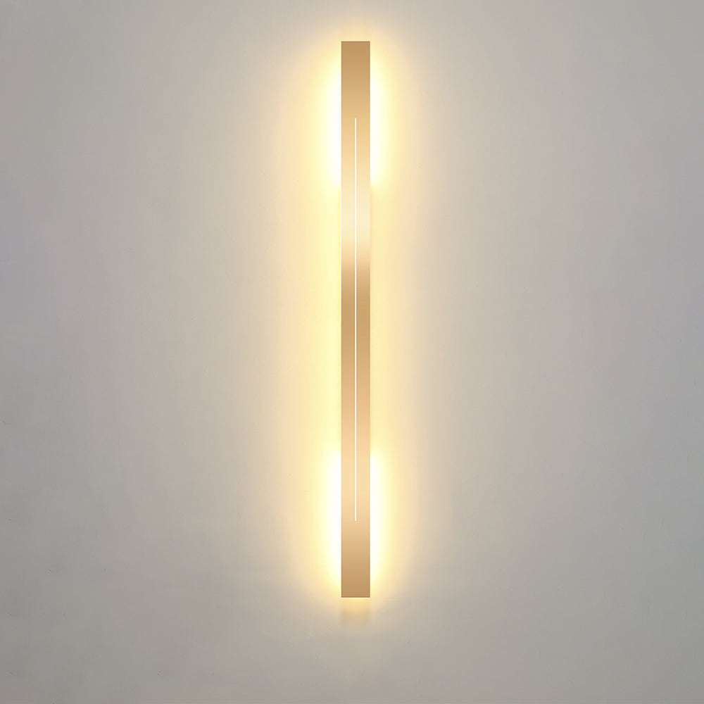 Moderne LED-Wandleuchte, vertikal, warmweißes Licht, minimalistisches Design, Innenbeleuchtung.