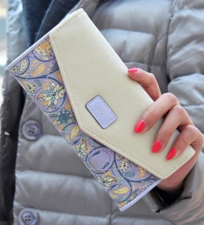 Damenhandtasche aus Leder, beige mit floralem Muster, elegant, modisch, Accessoire.