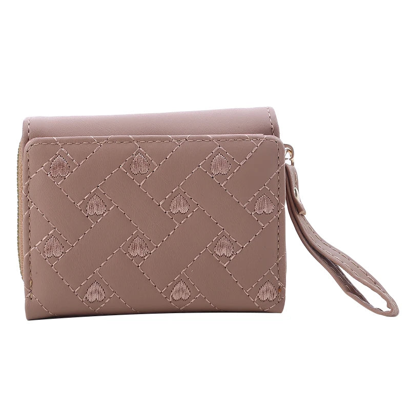 Beige Damen-Geldbörse mit Rautenmuster, Reißverschluss und Handschlaufe aus Kunstleder.