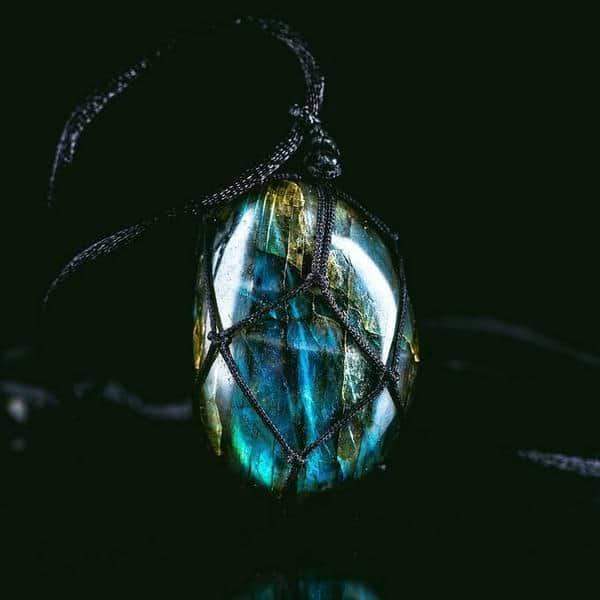Labradorit-Anhänger mit schwarzem Band, schimmerndes blau-grünes Edelstein-Schmuckstück.