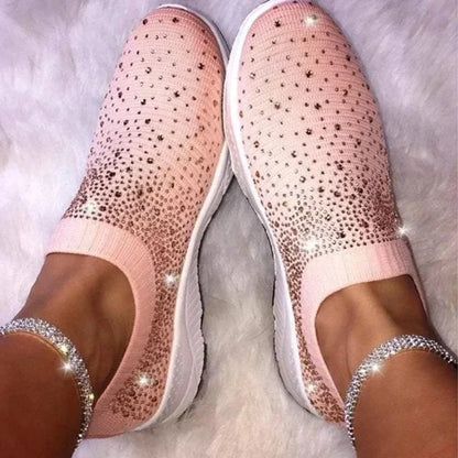Rosa Damen-Sneaker mit Strasssteinen, glitzernd, modisch, bequem, auf weißem Hintergrund.