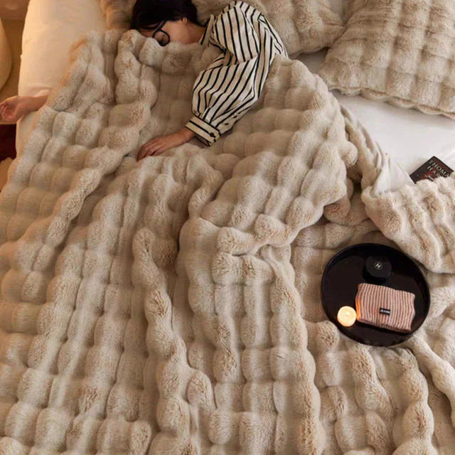 Frau schläft unter beiger, flauschiger Decke auf Bett, gemütliches Schlafzimmer, Entspannung.