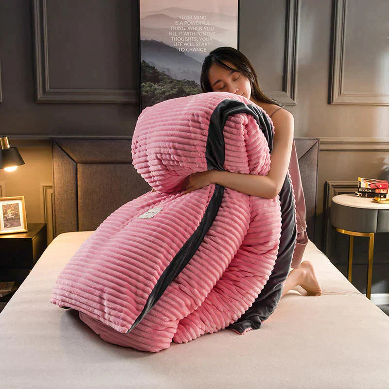 Frau umarmt rosa gestreifte Bettdecke, gemütlich, Schlafzimmer, moderne Einrichtung.