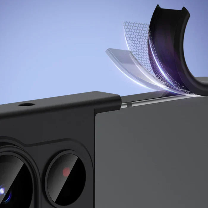 Schwarzes Smartphone mit Kamera, Displayschutzfolie wird angebracht, Nahaufnahme.
