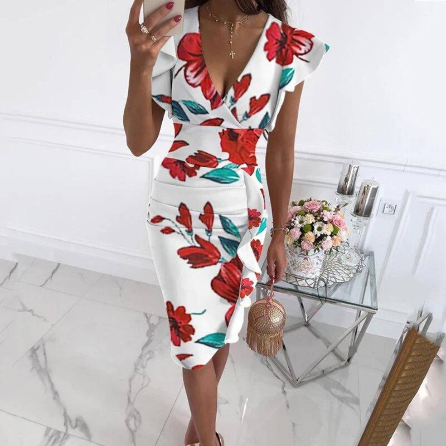 Frau im weißen Blumenkleid mit V-Ausschnitt, roter Blumenmuster, elegantes Sommeroutfit.