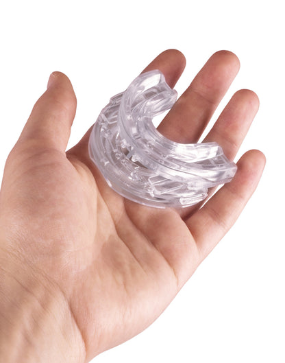Transparente Zahnschiene gegen Zähneknirschen, in Hand gehalten, aus Kunststoff, für besseren Schlaf.