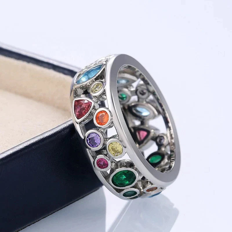 Silberring mit bunten Edelsteinen, Damenring, modisches Schmuckstück, Geschenkidee, elegant.