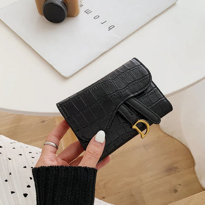 Schwarze Krokodil-Leder-Geldbörse mit goldener Schnalle, stilvoll und elegant.