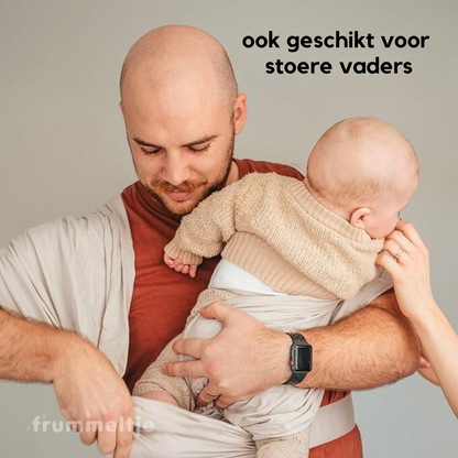 Mann mit Baby in beige Tragetuch, lächelnd, moderne Väter, Babytragen, Familienleben.