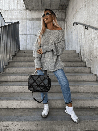 Löst stickad damtröja med off-shoulder-design – Amira