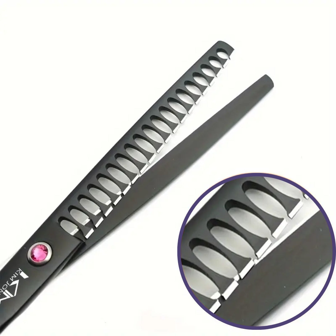 Schwarze Friseurschere mit gezackter Klinge, Haarschneidewerkzeug, Nahaufnahme.