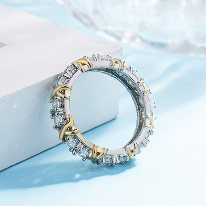 Silberner Ring mit goldenen Akzenten und Kristallen, elegantes Schmuckdesign, Damenmode.