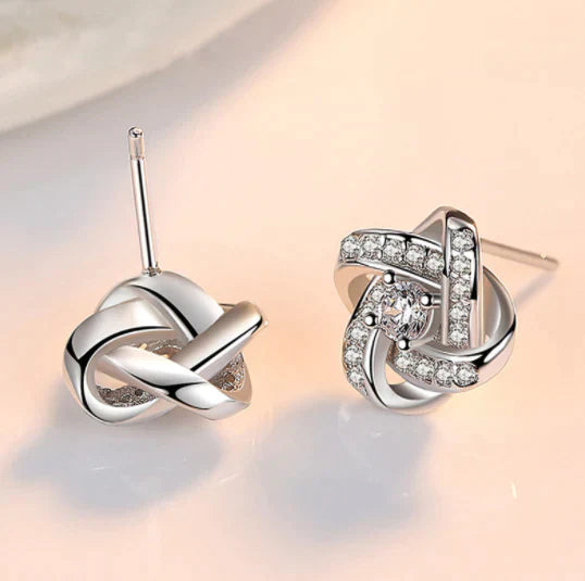 Silberne Ohrstecker mit Zirkonia, Knoten-Design, eleganter Schmuck für Damen.