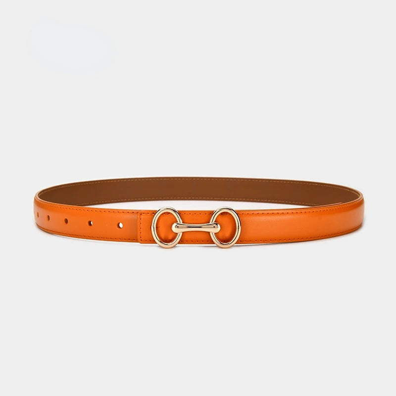 Orangefarbener Ledergürtel mit silberner Schnalle, modisches Accessoire für Damen.